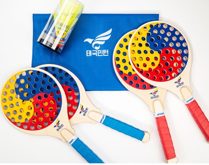태극 무늬 나무 라켓 4개와 셔틀콕 통, 태극민턴 가방으로 구성된 태극민턴 라켓 세트