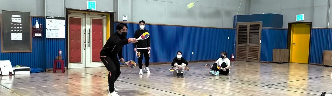 체육관에서 진행한 태극민턴 단체 교육