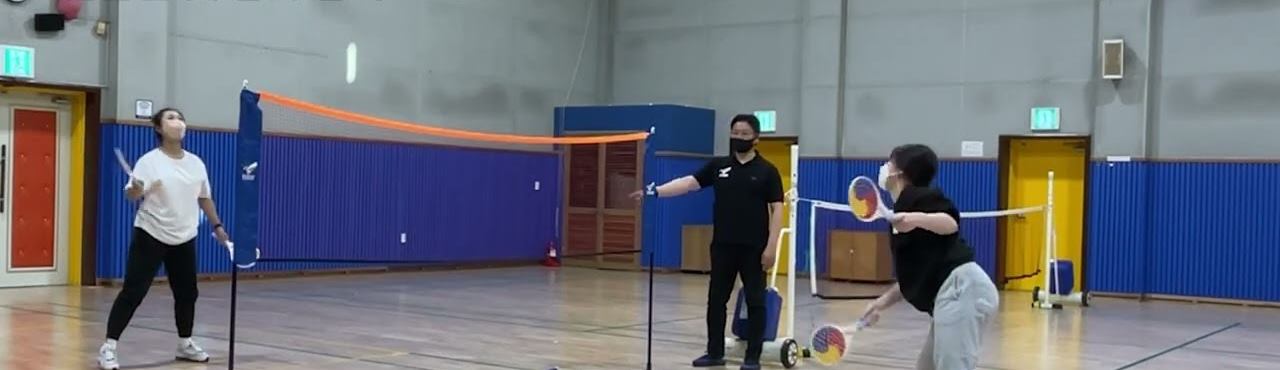 양손에 태극민턴 라켓을 하나씩 들고 웃는 사람